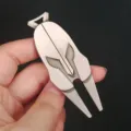 Outil de golf argenté brossé en forme de casque, avec boucle triangulaire, tenu à la main - Étain Antique