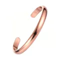 Polierter roségoldener offener Armreif, schräg vor einem klaren weißen Hintergrund gezeigt - Glatt Polierter Stil (款式一) / Roségold