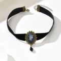 Dettaglio del nastro di velluto nero con cornice dorata traforata e ciondolo a goccia sfaccettato - Stile Ritratto Nero (YR4454-2) / Nero