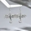 Paio di orecchini ad ali di drago in argento anticato, con squame in rilievo e tre punti decorativi - Stile Drago / Argento