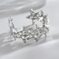 Bracciale aperto argentato con stelle in rilievo e superficie dalla texture martellata irregolare - Argento