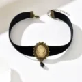 Collana choker in velluto nero, cornice bronzo anticato, cameo in rilievo e pendente a goccia - Stile Ritratto Crema (YR4454-1) / Bianco avorio