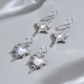 Due paia di orecchini pendenti argentati con stelle a quattro punte e cuori perlati - Combinazione Stella e Cuore (YR4564) / Set di 2 Paia / Argento
