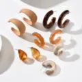 Set di grandi orecchini a cerchio C in resina, beige, marrone e ambra, disposti su fondo bianco - 5 Paia/Confezione / Multicolore