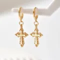Orecchini a cerchio dorati con pendenti a croce traforati e dettagli decorativi in rilievo - Oro