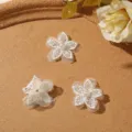 Vista dall'alto di tre fiori in pizzo bianco con centro perlato, disposti su un vassoio marrone - 1 Pezzo/Confezione / Beige
