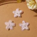Tre fiori rosa in tulle con ricami in pizzo e centro di perla, disposti su fondo beige - 1 Pezzo/Confezione / Rosa Antico