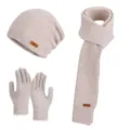 Ensemble d’hiver beige en maille côtelée : bonnet, longue écharpe et gants tactiles présentés à plat - Ensemble trois pièces / Couleur Avoine