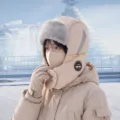 Cremefarbene gefütterte Wintermütze mit grauem Kunstfellbesatz und passender Gesichtsmaske - Beige