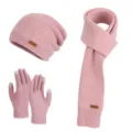 Ensemble d’hiver rose en maille avec bonnet ample, longue écharpe et gants tactiles à bouts gris - Ensemble trois pièces / Rose