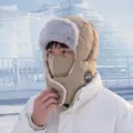 Khakifarbene Winter-Pilotmütze mit grauem Kunstfellfutter und Gesichtsschutz, im Schnee getragen - Khaki