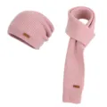 Ensemble bonnet ample et longue écharpe en maille rose, avec de petites étiquettes effet cuir brun - Ensemble deux pièces / Rose