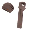 Ensemble d’hiver en maille brune, bonnet ample et longue écharpe, chacun avec une petite étiquette - Ensemble deux pièces / Café
