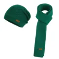 Ensemble bonnet en maille côtelée verte et écharpe, avec étiquettes en cuir brun sur fond blanc - Ensemble deux pièces / Vert