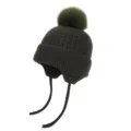 Kinderwintermuts in donker grijsgroen kabelbreisel, met pompon, oorflappen en strikbandjes - Alleen Muts / Legergroen