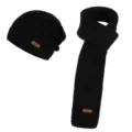 Ensemble noir avec bonnet ample en maille et longue écharpe, doté d'une étiquette brune sur fond blanc - Ensemble deux pièces / Noir