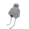 Grijze wintermuts voor kinderen met kabel- en ribbreisel, pompon, oorflappen en kinbandjes - Alleen Muts / Lichtgrijs