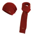 Ensemble rouge bonnet et écharpe en maille côtelée, avec petites étiquettes brunes effet cuir - Ensemble deux pièces / Bordeaux