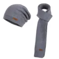 Bonnet et écharpe en maille grise, étiquettes en cuir brun, présentés à plat sur fond blanc - Ensemble deux pièces / Gris