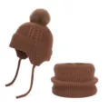 Bruine winterset voor kinderen met gebreide muts met oorflappen en pompon, plus bijpassende colsjaal - 2-delige set / koffiekleur