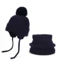 Nachtblauwe kinders set met kabelgebreide muts, pompon, oorflappen en bijpassende gebreide col - 2-delige set / Marineblauw
