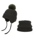 Warme gebreide kindermuts met colsjaal in donker olijfgroen, met pompon en oorflappen - 2-delige set / Legergroen