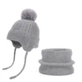 Grijze winterset voor kinderen met gebreide muts met pompon, oorflappen en bijpassende colsjaal - 2-delige set / Lichtgrijs