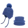 Blauwe gebreide kindermuts met pompon en oorklepbandjes, gecombineerd met een geribde colsjaal - 2-delige set / Blauw