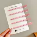 Fünf rosafarbene Metall-Abteilclips mit gelochten Schenkeln, auf einer Trägerkarte präsentiert - 5 Stück/Packung / Rosa