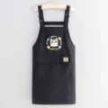 Delantal de cocina negro con tirantes ajustables, bordado de gato y un amplio bolsillo frontal - Negro (Gato Animado)