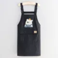 Delantal de cocina negro impermeable, con parche de oso y un amplio bolsillo con solapa, colgado - Negro (Oso Animado)