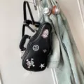 Sac en PU en forme de guitare avec écussons brodés, détails métal et bandoulière réglable - Noir