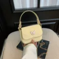 Petit sac à main jaune pâle à pois, avec fermoir papillon et bandoulière en chaîne dorée - Jaune