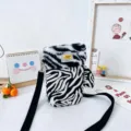 Mini sac bandoulière en peluche à motif zèbre, avec longue sangle noire, présenté sur fond blanc - Style Motif Zèbre (HP422) / Noir