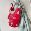 Sac guitare rouge en PU, orné d'écussons brodés, avec bandoulière pour un porté croisé - Rouge