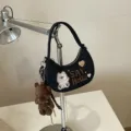 Sac demi-lune noir en velours avec ours brodé, texte « SAY Hello » et breloque en peluche - Avec Pendentif / Noir