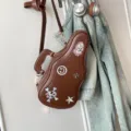 Sac bandoulière marron en forme de guitare, en similicuir, avec écussons brodés et zip doré - Marron