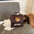 Petit sac marron en similicuir à pois blancs, avec breloque ours en peluche et broderie MINI - Café (Charme d'Ours) / Brun Café