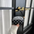 Petit sac rond noir en PU à pois blancs, avec dentelle, anse, fermeture éclair et breloque dorée - Noir