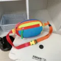 Sac banane enfant multicolore à fermeture zippée et sangle réglable, avec des panneaux colorés - Bleu