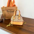 Mini sac bandoulière coquillage à monogramme brun, empiècements jaunes, bord rouge et chaîne dorée - Kaki