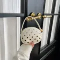 Mini-sac rond ivoire avec tulle à pois noirs, anse supérieure et breloque cœur dorée - Blanc