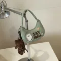 Sac épaule vert en demi-lune, broderie ourson, détails cœur et pendentif ourson en peluche brune - Avec Pendentif / Vert