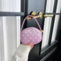 Mini-sac à main violet en similicuir à pois blancs, bordure en dentelle et breloque cœur dorée - Violet