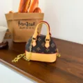 Petit sac épaule en PU, monogramme brun, empiècements jaunes, bord rouge et chaîne dorée - Brun Café