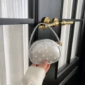 Petit sac à main argenté à pois blancs, forme arrondie, anse fine et délicat empiècement en dentelle - Argent