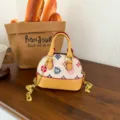 Petit sac coquillage en PU, motif crème, finitions jaunes, passepoil rouge et chaîne dorée - Beige Multicolore