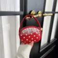 Mini sac rond rouge à pois blancs, bordure en dentelle, poignée, zip et breloque cœur dorée - Rouge