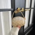 Petit sac à main en similicuir beige doré, à pois blancs, bordure en dentelle et anse dorée - Or