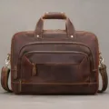 Valigetta da lavoro in pelle marrone vintage, dettagli in ottone, tasche con zip e tracolla - Valigetta d'Affari (9228) / Marrone